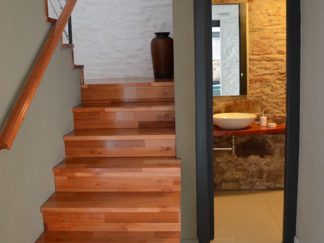 10_escalera_de_madera_con_pasamano_y_baranda_en_planta_baja